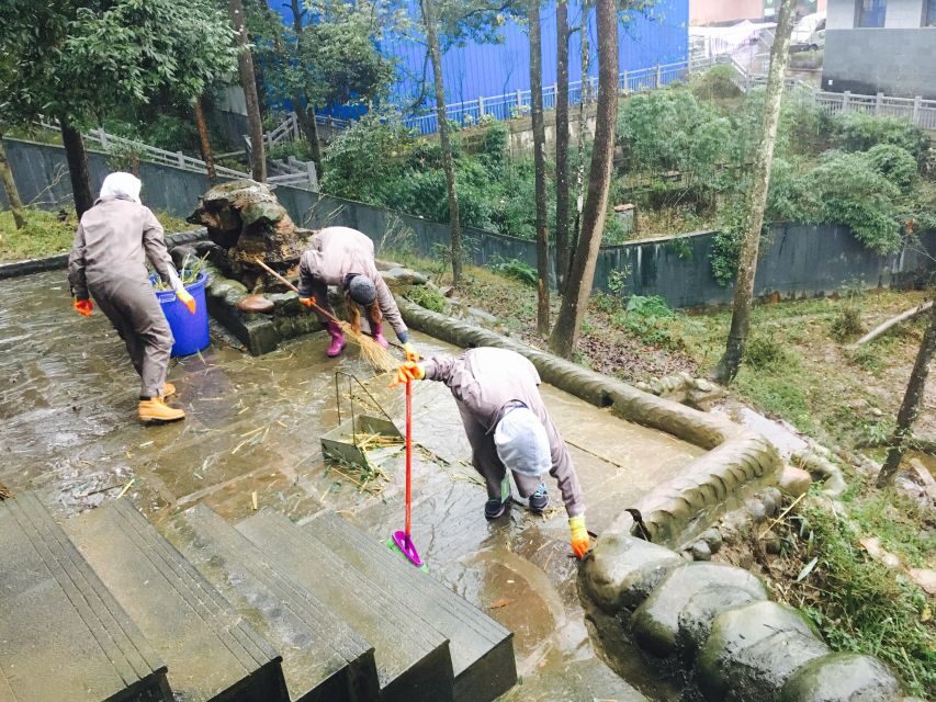Panda Volunteer Project Day Trip(Wolong/Du Jiang Yan) - Dujiangyan vs. Wolong: how the base affects your costs