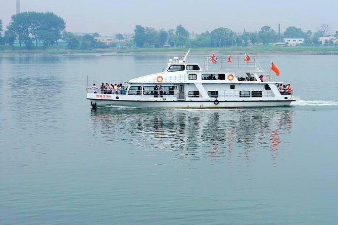 Private Dandong City Day Tour:Hushan Great Wall,Yalu River Broken Bridge,Border - The Yalu River border stops: turning a map into a real line