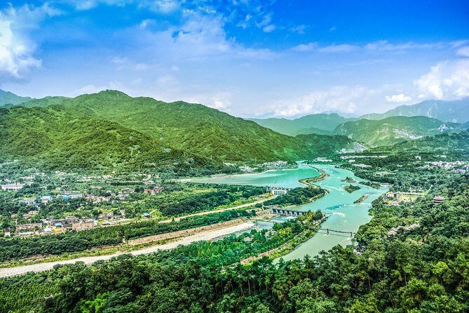 Private Day Tour: Dujiangyan Panda Base and Irrigation Project - Pandas in the morning, irrigation by afternoon