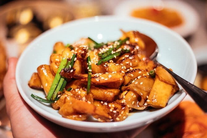 Private Food Tour in Hong Kong - Temple Street Night Market: caged birds, silk clothes, and evening energy