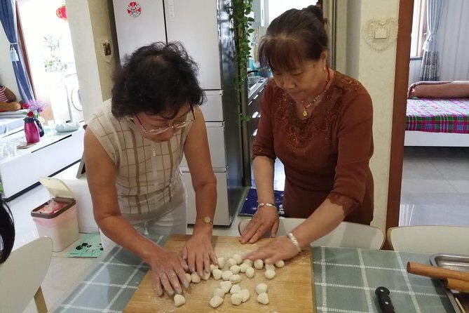 Private Home Cooking Class:Dumpling Cooking Class Tour in Xi'an - Cooking in an actual kitchen: what the teacher’s guidance feels like