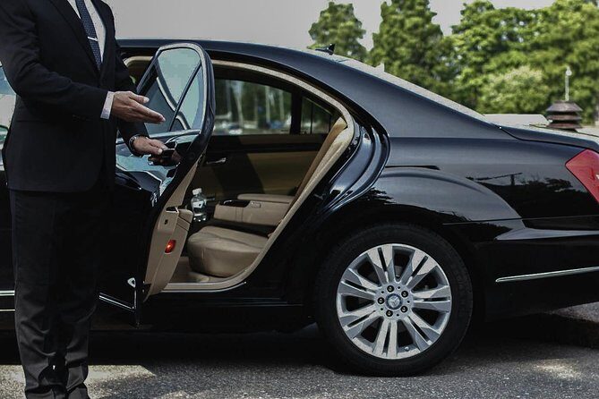 Private Round-Trip Transfer between Airport and Hotel - Time and Traffic: Build in a Buffer
