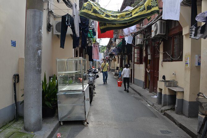 Private Shanghai City Highlight and Hidden Gems with Culinary Experience - The Bund walk with story-driven Shanghai history