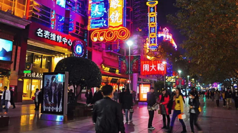 Private Shanghai Shopping Tour with Local Shopping Guru - A.P. Plaza Yinyang Market: designer-style deals that move fast
