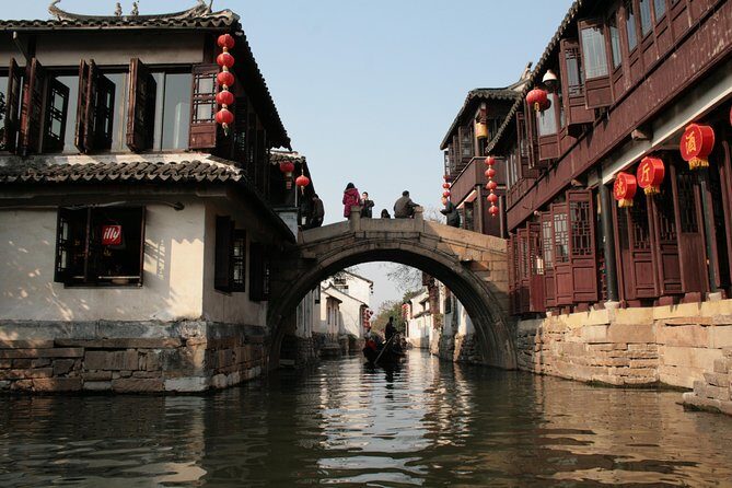 Private Tour: Zhujiajiao Water Town from Shanghai - Stop 1: Fangsheng Bridge and the Setting Fish Free ritual
