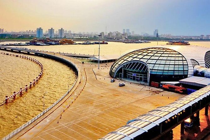 Shanghai Baoshan Cruise Port to Shanghai hotel:Private transfer service - The Minivan Comfort: Air Conditioning, Space, and Small Upgrades
