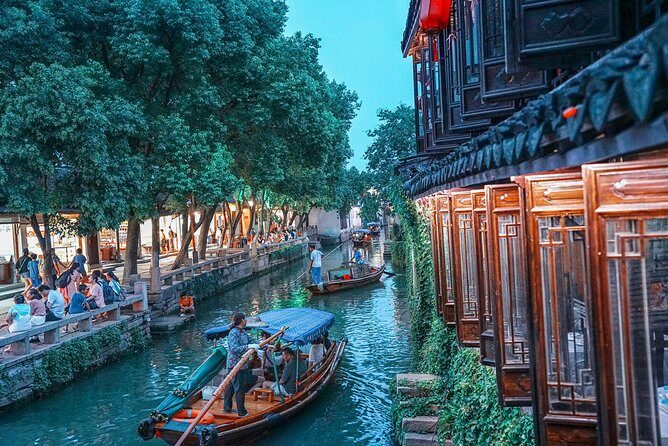 Shanghai Bus Tour:Yu Garden,Chenghuang,Zhujiajiao Water Town,Bund - The Bund at 5:30 PM: night views without the planning headache