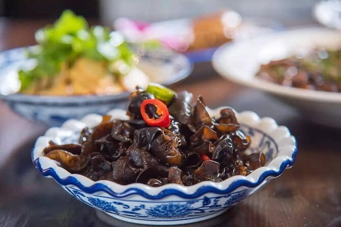 Shanghai by Night with Fine Local Dinner and VIP River Cruise Experiences - Who This VIP Night Tour Suits Best