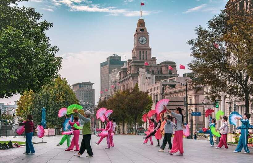 Shanghai Highlights Walking Tour With A Real Local-Tip Based - The Bund Promenade: Wall Street of Asia stories along the water
