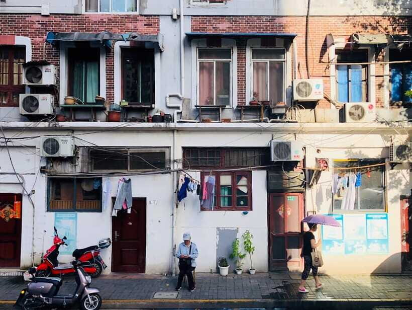 Shanghai Highlights Walking Tour With A Real Local-Tip Based - Old Town detour: Yuyuan Bazaar and the 400-year garden area