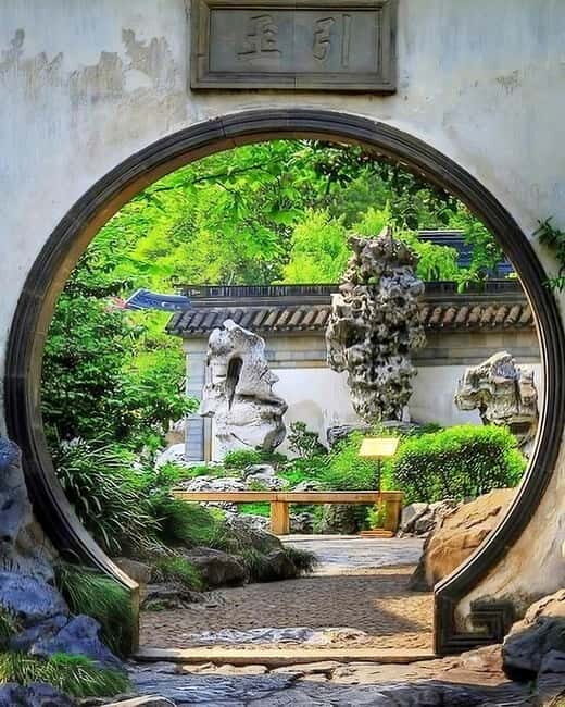 Shanghai: Jing'an Temple, Yu Garden, and Bazaar Private Tour - A half day that switches from temple calm to market life