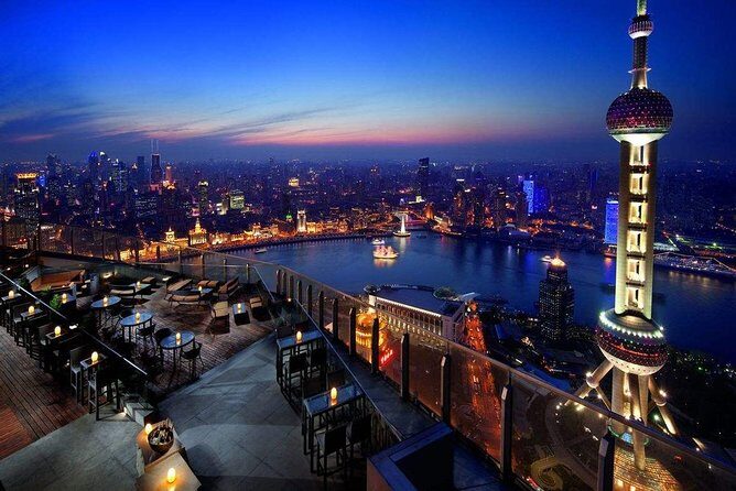 Shanghai Nightlife: Bars in The Bund and Old French Concession - The Bund at night: Vue Bar and skyline drinks