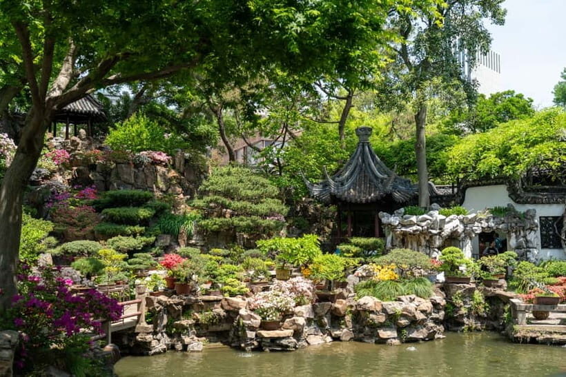 Shanghai: Yuyuan, City God Temple Old City Tour-Tip Based - Lake Pavilion Tea House, the 9 Zig-Zag Bridge, and Mid-Lake Pavilion views
