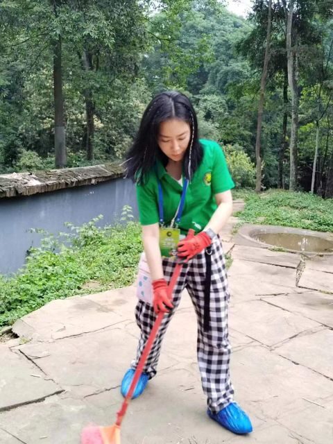 Sichuan: Big Panda Volunteer Day tour - Your Morning With Keepers: Cleaning, Food Prep, and Watching Behavior