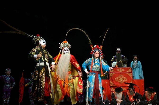 Sichuan Opera with face-changing at Sichuan opera theater - Face-changing and costumes: the moments worth staying for