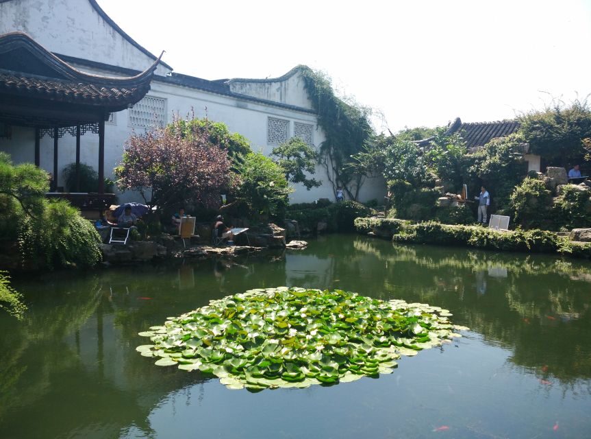 Su Zhou and Zhou Zhuang Water Village Day Tour - The sampan/gondola ride: the moment the town clicks