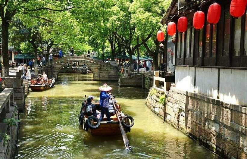 Suzhou and Tongli Water Town Private Day Trip from Shanghai - How the guide’s style affects your day (and why it shows in the reviews)