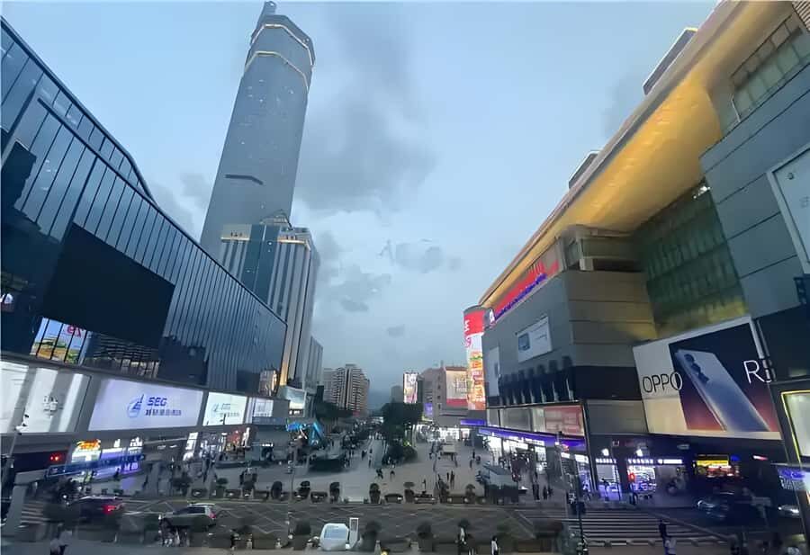 Untold story of Shenzhen , Electronic & Dongmen Market tour - Bargaining with help: how the guide changes your odds