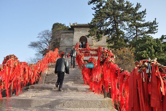 Xian Day Trip to Mt. Huashan with Round-trip Cable Car - Gold Lock Pass: the famous fence ritual