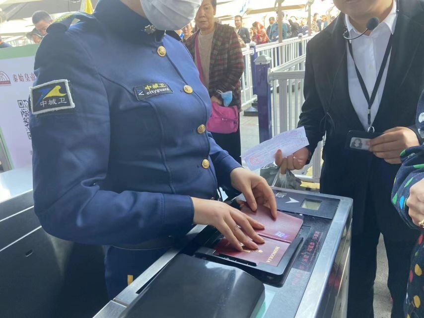 Xian: Terracotta Army Ticket & Guided Bus Tour with Options - Entering the Emperor Qinshihuang Mausoleum Museum Zone