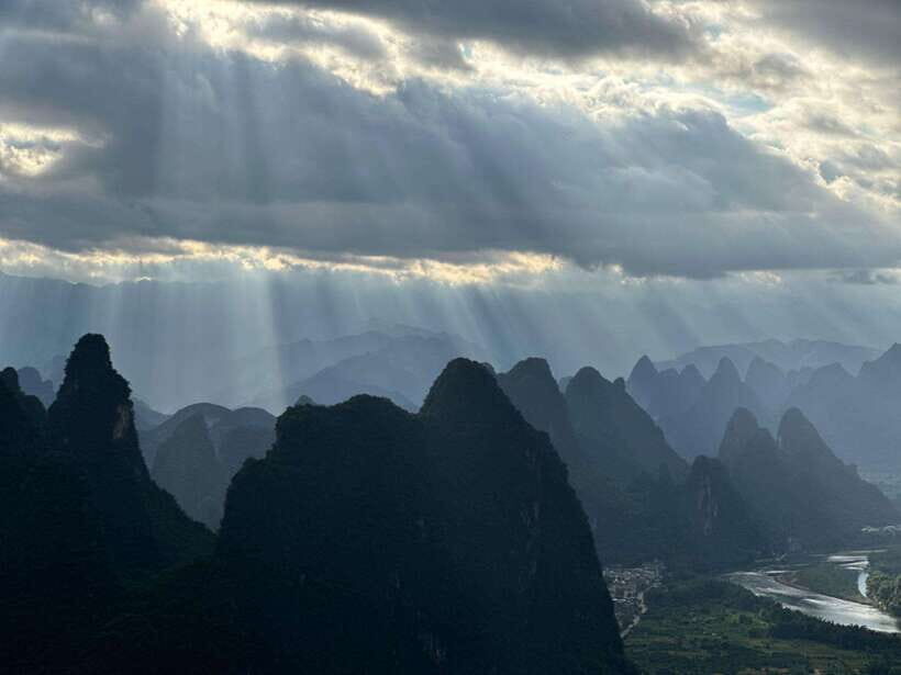 Yangshuo/Guilin: Full- or Half-Day Xianggong Hill Sunrise - Bamboo Boat Time on the Lijiang River (Plus the Capacity Rule)