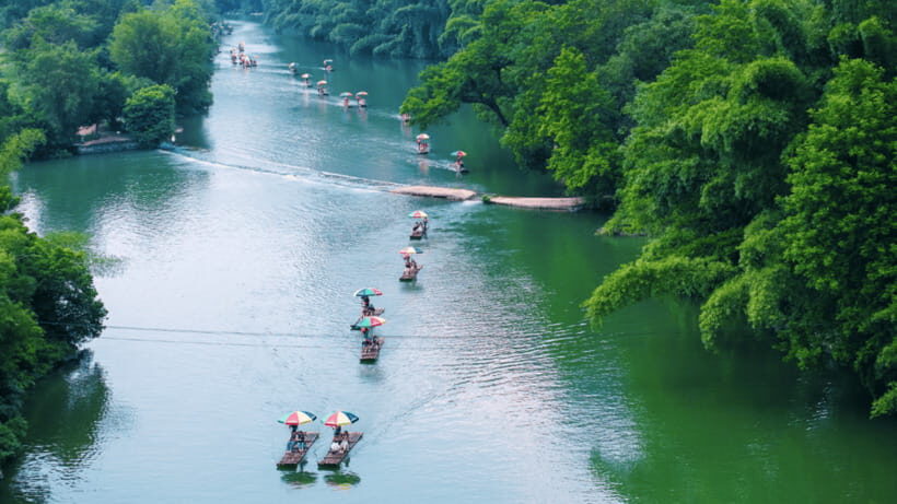 Yangshuo: Yulong River Bamboo Rafting Experience - How the Raftsman and Group Rhythm Shape the Ride