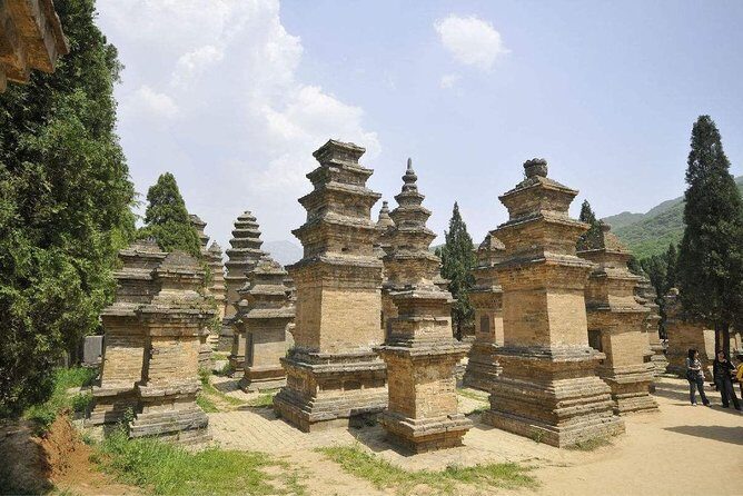 Zhengzhou Private Tour to Shaolin Temple including Kungfu Lesson and Activities - Timing the Kung Fu Performance at Monastero Shaolin